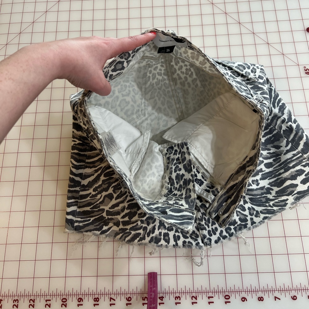 Current/Elliot size 26 cream and gray cheetah animal print denim mini skirt - Picture 5 of 11